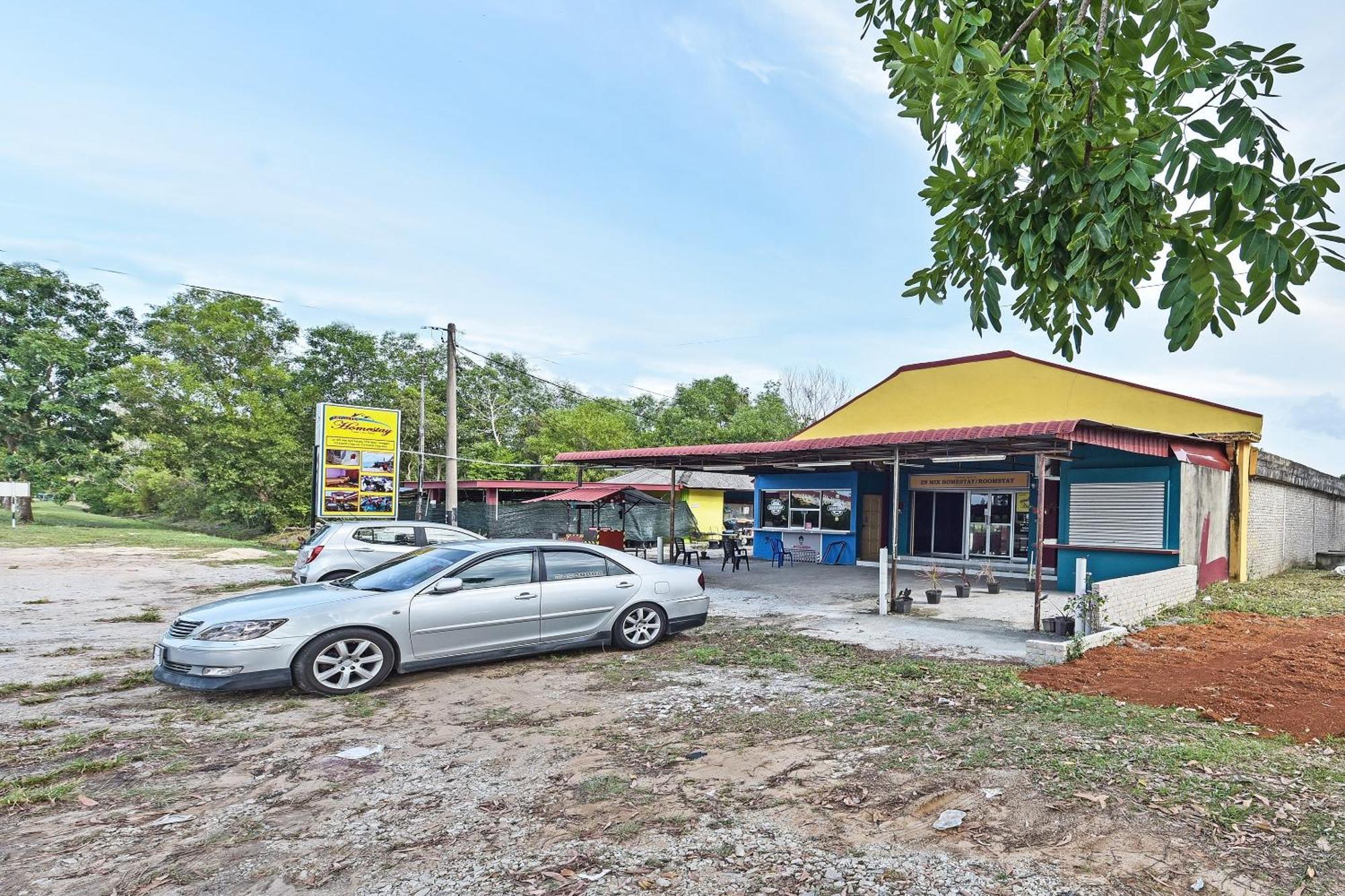 Oyo 90551 Zn Mix Homestay & Roomstay Kampung Raja 外观 照片